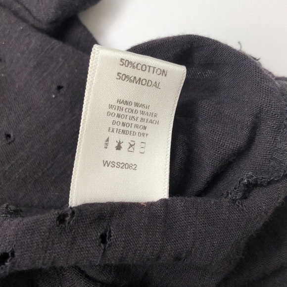 Windsor black criss cross strap hole crop top - Picture 4 of 5